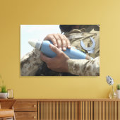 Sluiten uitzicht van een soldaat die een munitie k canvas afdruk (Insitu (Woonkamer))