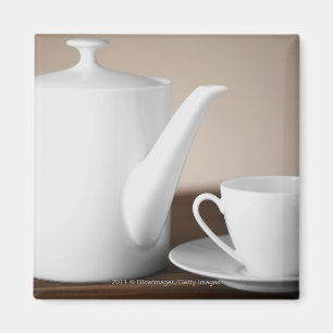 Sluiten van een beker en een saucer met een theeke magneet