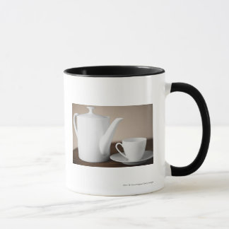 Sluiten van een beker en een saucer met een theeke mok