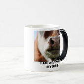 Sluiten van een koe, IK WACHT OP MIJN KISS... Magische Mok (Voorkant rechts)