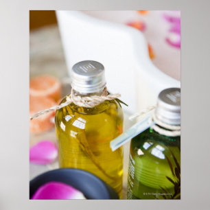 Sluiten van flessen met massageoliën poster