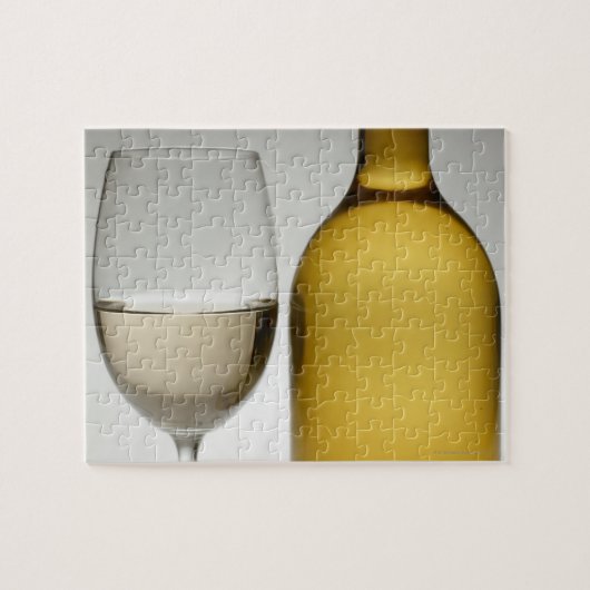 Sluiten van glas witte wijn en wijnfles legpuzzel (Horizontaal)