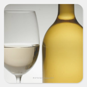 Sluiten van glas witte wijn en wijnfles vierkante sticker