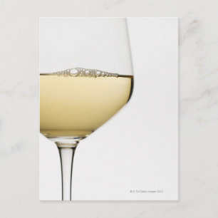 Sluiten van glas witte wijn op wit briefkaart