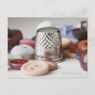 Sluiten van knopen met een metalen pet briefkaart