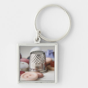 Sluiten van knopen met een pet van metaal sleutelhanger