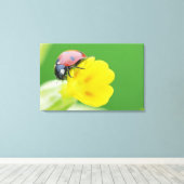 Sluiten van Ladybug Canvas Afdruk (Insitu (Houten vloer))