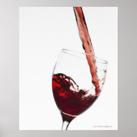 Sluiten van rode wijn die in glas wordt gegoten