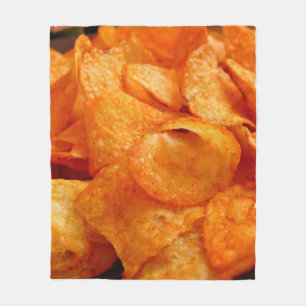 Sluiten van sappige, knapperige chips op zwart bor fleece deken