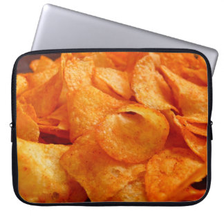 Sluiten van sappige, knapperige chips op zwart bor laptop sleeve