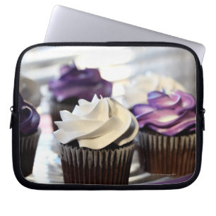 Sluiting van cupcakes met selectieve focus op laptop sleeve