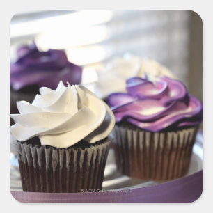 Sluiting van cupcakes met selectieve focus op vierkante sticker