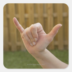 Sluiting van de hand van een vrouw die een shaka-t vierkante sticker
