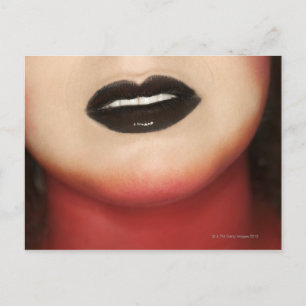 Sluiting van de lippen van een glam-rockvrouw briefkaart