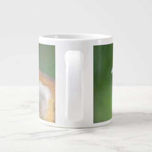 Sluiting van een Common Squirrel Monkey Grote Koffiekop (Achterkant)