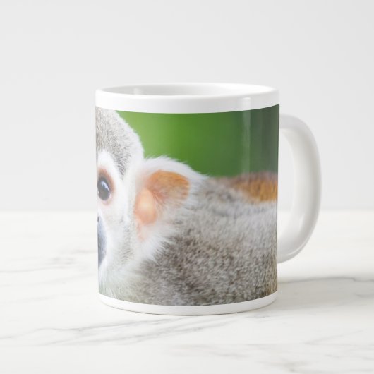 Sluiting van een Common Squirrel Monkey Grote Koffiekop (Voorkant rechts)