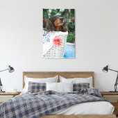 Sluiting van een Dachshund-hond in een mand Canvas Afdruk (Insitu (Slaapkamer))