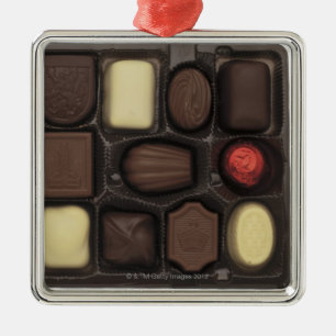 sluiting van een doos van samengevoegde chocolade metalen ornament