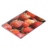 Sluiting van het uitzicht op de verse zomeraardbei notitieboek (Linkerzijde)