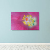 Sluiting van Hibiscus flower stamen, Hibiscus Canvas Afdruk (Insitu (Houten vloer))