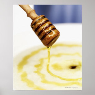 Sluiting van honing die op een dessert druppelt poster