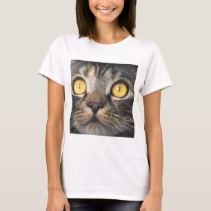 Sluiting van kat met gele ogen t-shirt