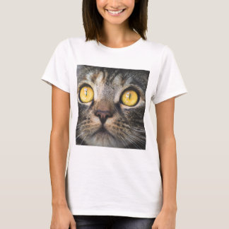 Sluiting van kat met gele ogen t-shirt
