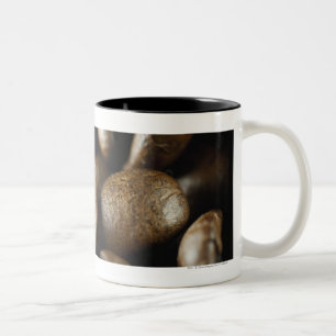 Sluiting van koffiebonen tweekleurige koffiemok