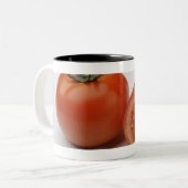 Sluiting van twee tomaten tweekleurige koffiemok (Voorkant links)