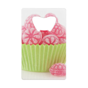 Smaak van frambozenachtige snoepjes in groene beke kredietkaart flessenopener