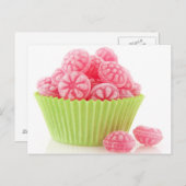 Smaak van frambozenlekkend snoep in groene beker briefkaart (Voorkant / Achterkant)