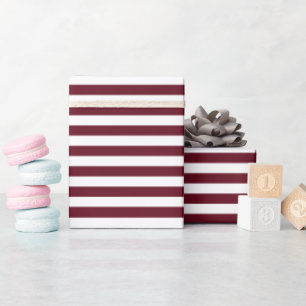 Smal herfst bordeauxrood en wit gestreept patroon cadeaupapier