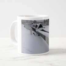 Smalboot op het kanaal op een sneeuwdag