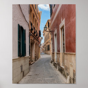 Smalle straat in Ciutadella - Menorca, Spanje Poster