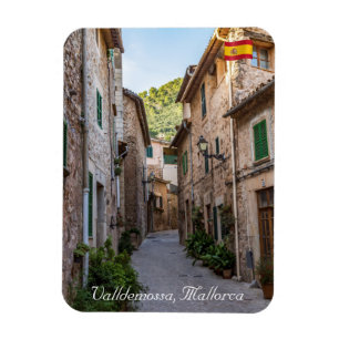 Smalle straat in het dorp Valldemossa - Mallorca Magneet