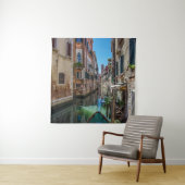 Smalle straat met kanaal in Venetië. Wandkleed (In situ)