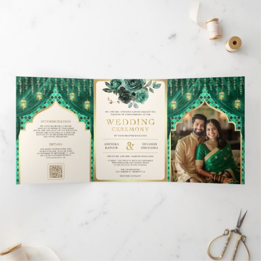 Smaragd Goud Bloemengordijn Indische Hindoe Bruilo Drieluik Uitnodiging (Binnen)