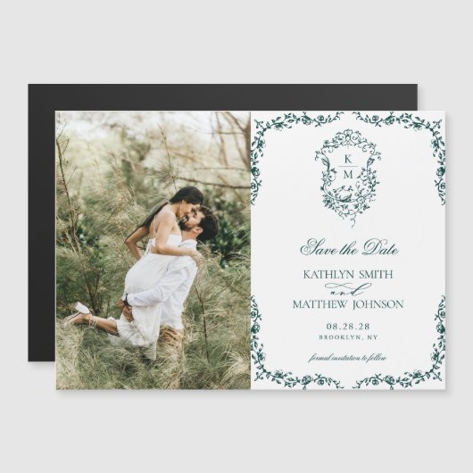 Smaragd Groen Monogram  Crest Sla de datum op Magnetische Uitnodiging (Voorkant / Achterkant)