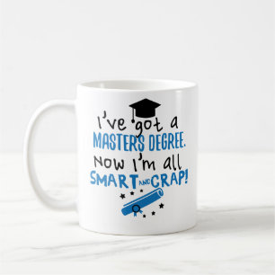 Smart et tasse d'obtention du diplôme de maîtris