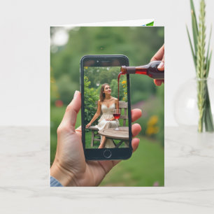 Smartphone Vrouw Met Gieten Wijn Kaart