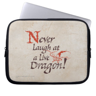 SMAUG™ - Nooit lachen bij een live draak Laptop Sleeve