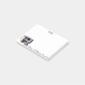 SME faisant à une différence les notes de post-it (Incliné)