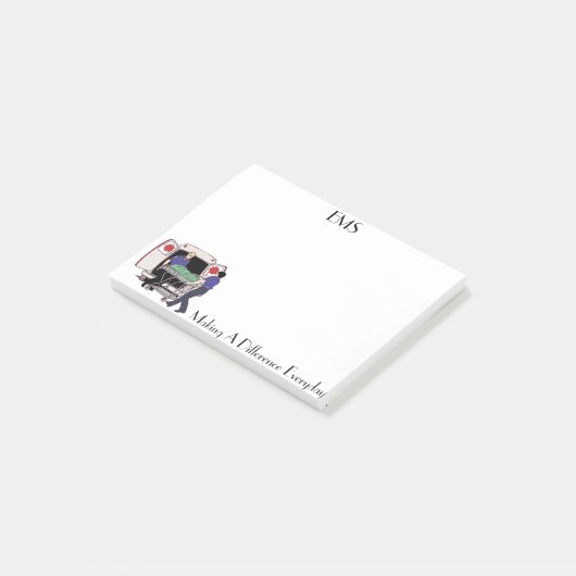 SME faisant à une différence les notes de post-it (Incliné)