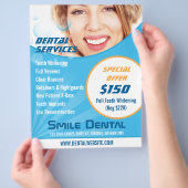 Smile Dentist Services met Special Offer Flyer (Hand)