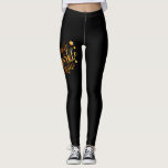 Smile Sparkle Shine Black Gold dames Leggings<br><div class="desc">Tout le monde a besoin d'un peu d'étincelle dans sa journée. Cette paire de leggings est parfaite avec "Smile Sparkle Shine" sur un arrière - plan noir. Conçu pour vous par Evco Studio.</div>