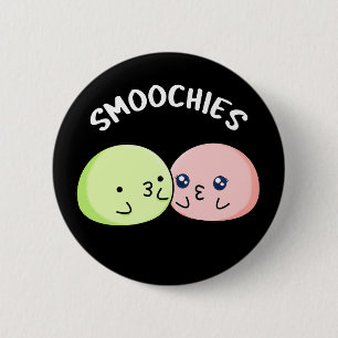 Smoochies Grappig zoenen Mochi Pun Donker BG Ronde Button 5,7 Cm