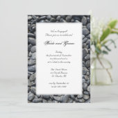 Smooth Black Pebbles Engagement Partie Invitation (Debout devant)