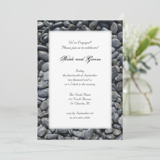 Smooth Black Pebbles Engagement Partie Invitation (Debout devant)