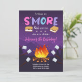 S'more Bonfire Smore Amusant Invitation Anniversai (Debout devant)
