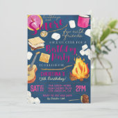 S'more Fun Camping Invitation Anniversaire (Debout devant)